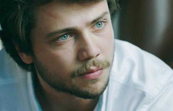 Tolga Sarta  <br>Halil Akkant Lisesi'nden mezun oldu. Lise renimini tamamladktan sonra ilgisi tamamen oyunculua ynelen Sarta, Esenyurt Belediye Tiyatrosu ve Tiyatro Zeytindal'nda tiyatro sahnelerinde yer ald.