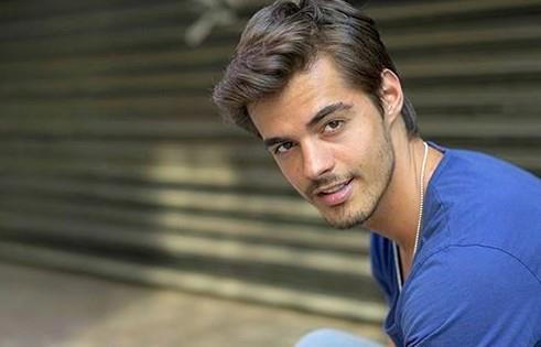 Berk Atan<br>  Liseyi Sdka Rodop Lisesi'nde okudu. Anadolu niversitesi Ak retim Fakltesi Halkla likiler blmn bitirdi. u anda Beykent niversitesi Gzel Sanatlar Fakltesi'nde oyunculuk okumaktadr.