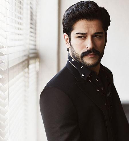 Burak zivit<br>  Kazm men Lisesi'nden mezundur. Marmara niversitesi Gzel Sanatlar Fakltesi Fotoraflk blmnde okumaktadr.