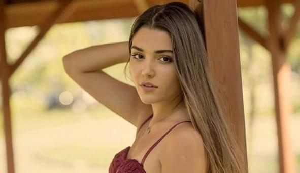 Hande Erel<br>  Mimar Sinan Gzel Sanatlar niversitesinde Geleneksel Trk Sanatlar Blm'nde okuyor.