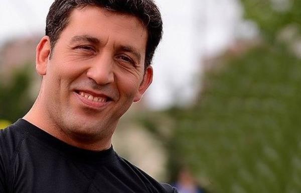 Emre Knay<br>  Mimar Sinan niversitesi Devlet Konservatuvar Tiyatro Blm'nden mezun oldu. Mimar Sinan niversitesi Devlet Konservatuvarnda balad Yksek Lisans eitimimi de tez safhasnda durdurmu bulunmaktadr.