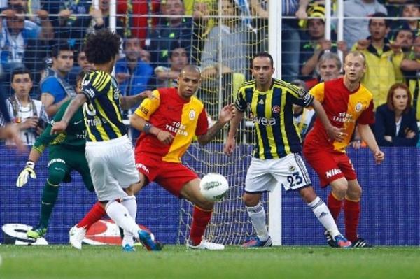 Lig tarihinde - En ok seyircili ma: 2003-2004 sezonunda Atatrk Olimpiyat Stad'ndaki Galatasaray-Fenerbahe ma. (70 bin 125 kii)