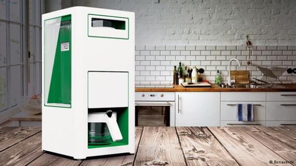 Her eyi kendi yapan ilk kahve makinesi <p>    Alman &#8220;Bonaverde&#8221;nin rettii bu kahve makinas kahveyi sadece demlemiyor ayn zamanda kavuruyor ve tyor da. Firma kahveyi dorudan yeil ekirdek halinde Bonaverde iin retim yapan iftilerden alyor. letmelerce yaplan kavrulma aamas atlandndan arac tccar kalkyor, ulam yollar ksalyor. Bylece evre de korunmu oluyor.