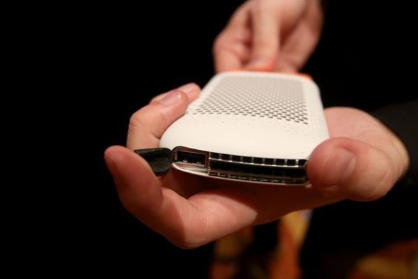 Cebinizde mini arj aleti <p>    Cep telefonunu gelecekte elektrik olmadan arj etmek &#8220;Jaq MyFC&#8221; ile mmkn olacak. Alet normal bir akll telefon byklnde ve mini bir mobil g santrali gibi alyor: Tuz, su ve bir metaloksit hidrojen retiyor. Yakt hcresi de bu hidrojeni elektrie dntryor. Priz de bylece gemite kalyor.