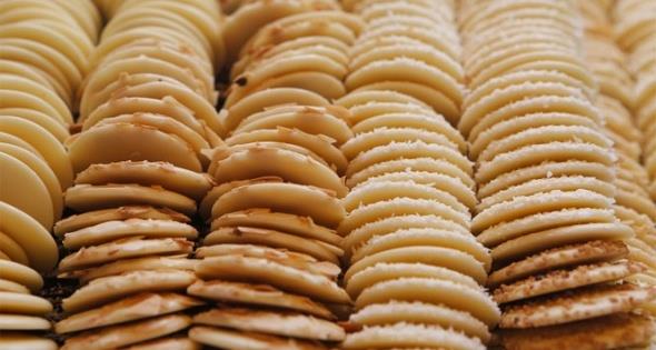 Koruyucu ve tatlandrc maksatla bromat asit tuzu kartrlan kraker ve biskviler