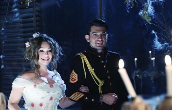 Annesinin ilk klibinde 10 yandayken oynayan ar Mftolu bu kez gen bir kz olarak izleyici karsna kyor.