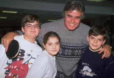 Trk sinemasnn yakkl aktrlerinden Tark Akan  ocuk babas. ocuklar zlem, Bar ve zgr pek ok nl ocuu gibi ok fazla kameralar nne kmyor.