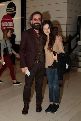 Tuya, &#8220;Babamn  ruhu gen. Ne yapsa severim, sana da bayldm&#8221; diyerek destek verdi.