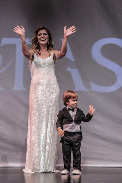 Ede Kosif olu Kaan'la izleyenleri selamlad.