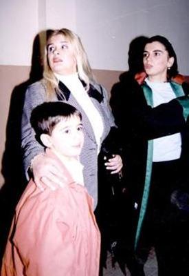 Bu ilikiden bir olu olan Emrah, nce Tayfun'u inkar etmi "Bu ocuk benim deil. Annesi hretimden faydalanmak iin yalan uyduruyor" demiti.