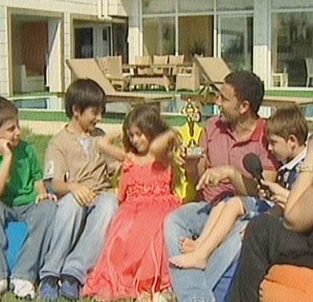 Ben 10 tane yapacam. Onlarn geleceiyle ilgili her eyi yapacam. Ben okumadm onlar en gzel ekilde okutuyorum. ocuklarma ok dknm. Ben niyetimi sylyorum; 10 tane 12 tane de olsa olur."