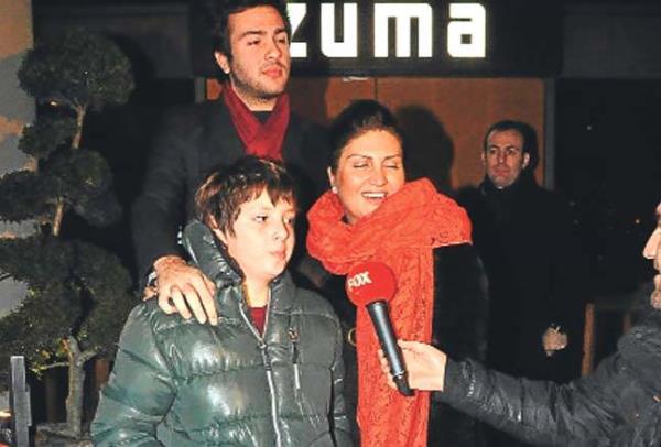 Sibel Can kk olu Emir ile geldii Zorlu da objektiflerimize yansd. Anne oul nce alveri yapt...