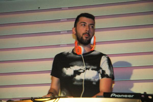 Yener, eski ve yeni albmnde bulunan arklarn seslendirirken, Kulaolu ise annesine mikser banda elik etti. Yapt danslarla renkli grntlere sahne olan Yener, yaklak 2 saat sahnede kald.