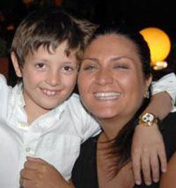 nl sanat Sibel Can, Sulhi Akst&#8217;le evliliinden olan olu Emir byd. Can, 1999 ylnda ilk ei Ural'dan boanan ve ertesi yl Sulhi Akst ile evlenmi ve bir ocuu olmutu...