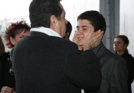 Sava'n kz Zbeyde Melek'in babas brahim Tatlses'in Sava Zafer ile de aras iyi.