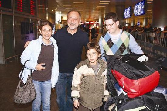 Usta oyuncu Altan Erkekli'nin ocuklar Efe ve Can ile ei Ebru da ok fazla gz nnde olmay sevmiyor.