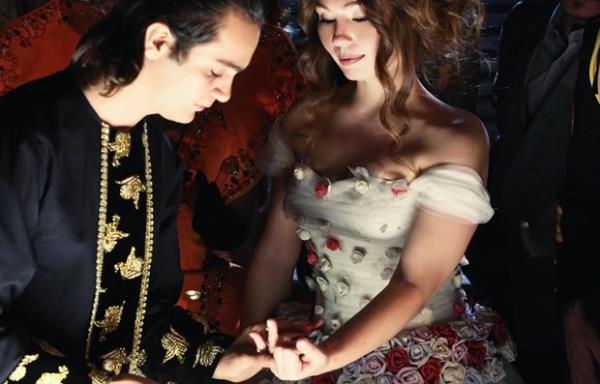 Gelinlik ile objektiflerin karsna geen ar Mftolu gzelliiyle dikkat ekti.