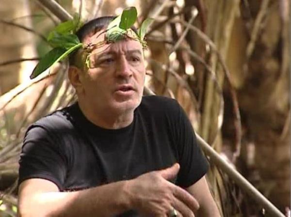 Trkc Mustafa Topalolu&#8217;nun olu alayan, &#8216;Fazla&#8217; adl yeni albmyle ayn ad tayan arksna klip ekti...