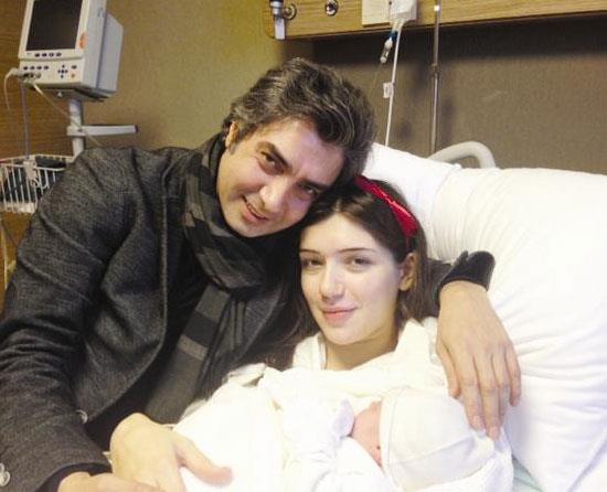 nl oyuncu, koltukta uzanrken oluyla ektii selfie&#8217;yi &#8220;Baba-oul&#8221; notuyla Instagram&#8217;a ykledi.