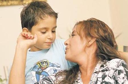 Eini gen yata yitiren Sava oluna hem annelik hem babalk yapt.