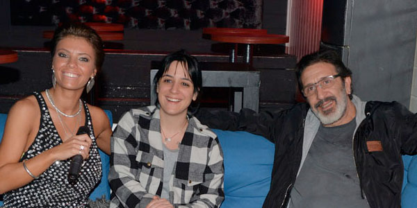 &#8216;Kendi Cosmetics&#8217; adl markasn geen yl kuran arkc Kendi, nceki gece Caddebostan Nispet Bar&#8217;da sahneye kt. Kendi&#8217;yi izleyenler arasnda Cem zer'le kz Cemre de vard.