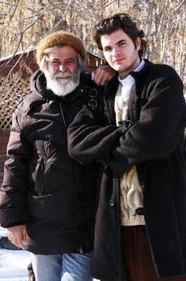 Akan'n olu Bar da Deli Deli Olma filminde babasnn oynad karakterin genliini canlandrd iin gndeme gelmiti. Bar imdi yurtdnda renimine devam ediyor.