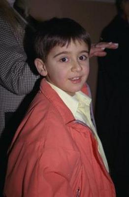 Bu minik ocuk bugn artk bir delikanl ve babas da bir zamanlarn Kk Emrah'.