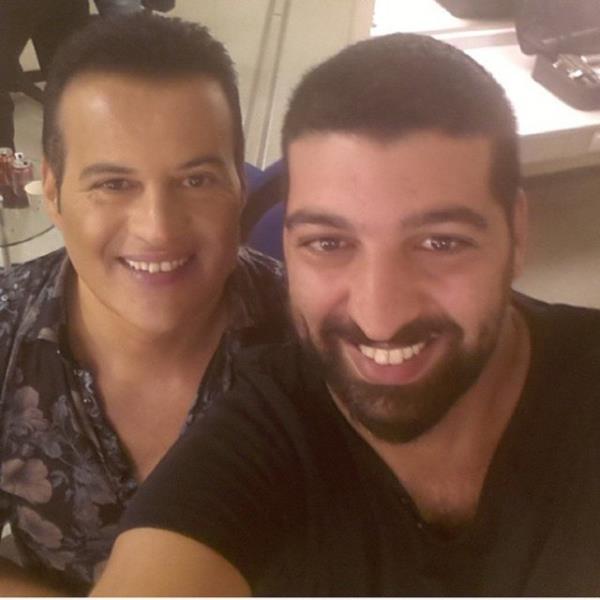 lerleyen yana ramen gen grnmnden taviz vermeyen sanatnn 32 yandaki oluyla ekildii kare grenleri hayrete drd. Takipiler baba-oulu ayrt etmekte zorland.