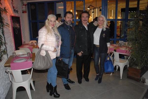 Yemek sonras aile kapda gazetecilere poz verirken yoldan geen sevenlerinin byk ilgisiyle karlaan Gencebay iin mekan nnde adeta kuyruk olutu.