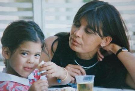 Ancak Deniz Arna, Deli Deli Olma filminde annesinin oynad karakterin genliini canlandrnca bu basnda yer ald.