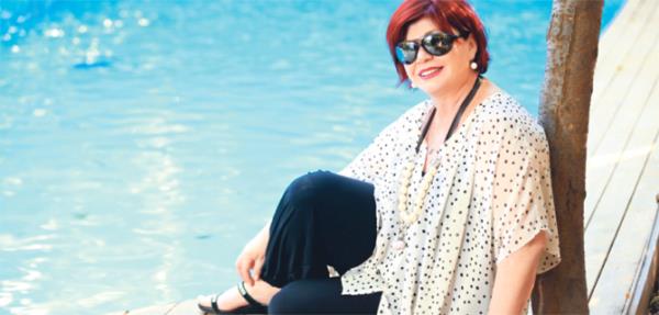 1990 ylndan bu yana yapt albmlerde hit olmu paralarn bir araya getiren Emel Mftolu'na yeni albmnn ilk klibinde kz ar Mftolu elik etti.