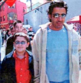 Ancak DNA testleriyle Tayfun olak'n Emrah'n olu olduu kantland.