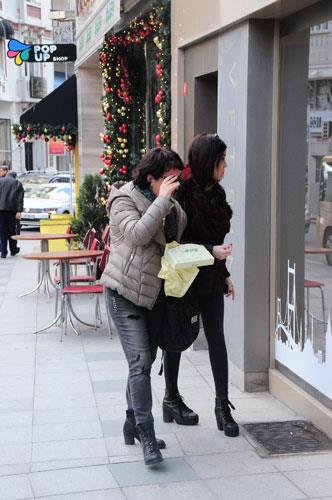 "Kzmla birlikte hem geziyoruz hem de lokumlarm yiyorum" dedi...