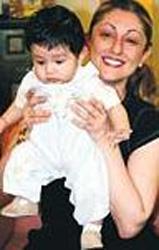 Aile mahremiyetine her zaman byk nem veren Muazzez Ersoy'un Ender adnda yetikin bir olu var. Olunu evlendiren Ersoy, bir sre sonra Muhammet Emir (fotorafta) adl torununu da kucana almann mutluluunu yaad.