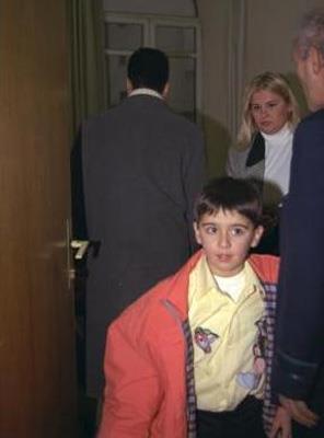 Emrah bundan yllar nce konser vermek iin gittii Bursa'da hayran olan Ebru olak'la bir kaamak yapmt.