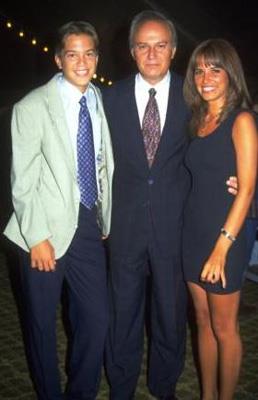 Trk sinemasnn bir dnemine damga vuran oyunculardan Ediz Hun'un da iki yetikin ocuu var.