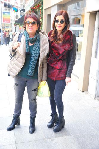 Kz Aye ile birlikte Nianta'nda bir yandan vitrinlere bakp bir yandan da ok sevdii lokumlar yiyen Baar...