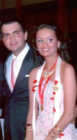 ki nl sanat ksa bir sre nce evlenen Melek Zbeyde'nin mrvvetini de grd.