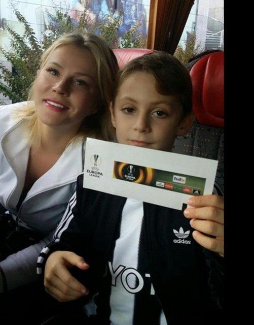 Oyuncu Yldz Kaplan olu Akif Kopuz&#8217;un hayalini gerekletirdi. Kaplan'n olu geen perembe gn oynanan Beikta-Lokomotiv Moskova manda sahaya kt.