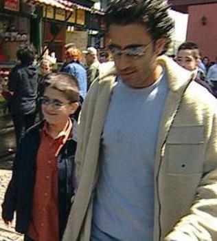 Ancak DNA testleriyle Tayfun olak'n Emrah'n olu olduu kantland. Emrah daha sonra olunu kabul etti. Hatta baba- oul geen yl Bodrum'da tatil yaparken Hafta Sonu Dergisi'nin objektiflerine takld.