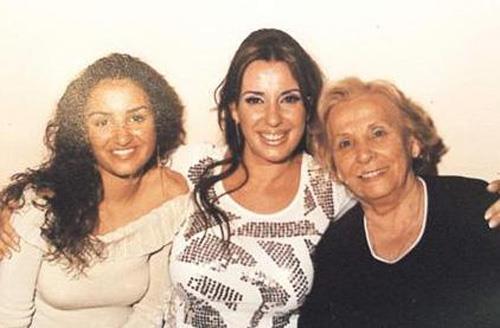 Melek Zbeyde, annesi ve anneannesi ile byd.