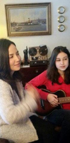 Getiimiz ay vefat eden Kayahan'n 1993 ylndan beri hi ayrlmad ei pek Aar ve 14 yana giren kz Asl Gnl...