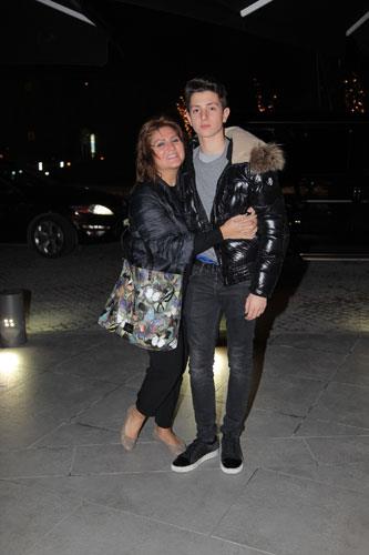 14 yandaki Emir&#8217;in boyunun annesini getii dikkatlerden kamad.