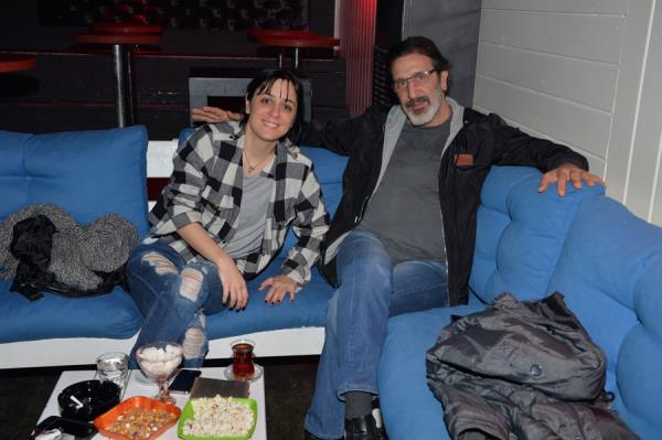 Geen yllarda afak Sezer, Cem zer&#8217;e alacaklarndan dolay dava amt. Ancak Cem zer, zerinde hibir ey grnmesin diye irketini kz Cemre&#8217;nin zerine geirmiti.