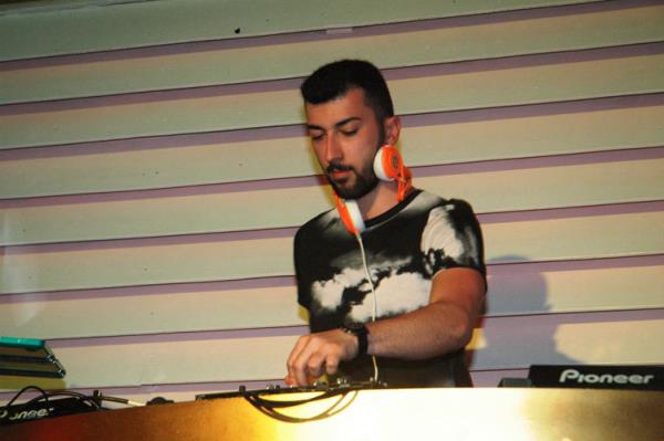 Gmbet barlar sokanda bulunan Pasha Clup&#8217;te kan Hande Yener sahnesini Dj olu aan Kulaolu ile paylat. Sahneye kan ikili mekan dolduran hayranlarna mzik ziyafeti yaatt...