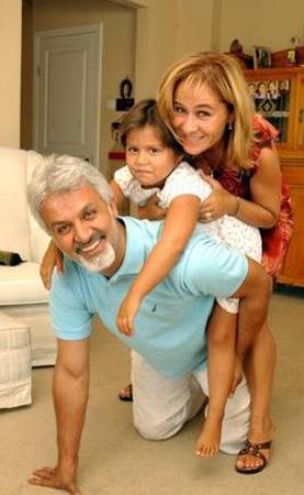 u sralar Kasaba adl dizide oynayan Talat Bulut'un Pnar Afar ile evliliinden Hazal adl bir kz var.