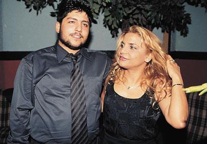 Annesi ile televizyon programna katlan gen kz tasarlad giysileri tantt.