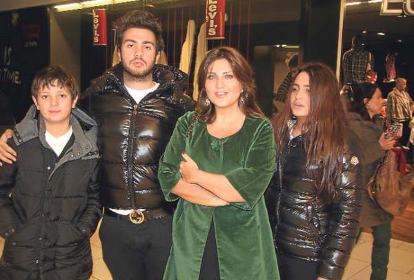 Alveri sonras Beymen Morini kafede ba baa akam yemei yiyen Sibel can ve Emir daha sonra alveri merkezinden ayrld...