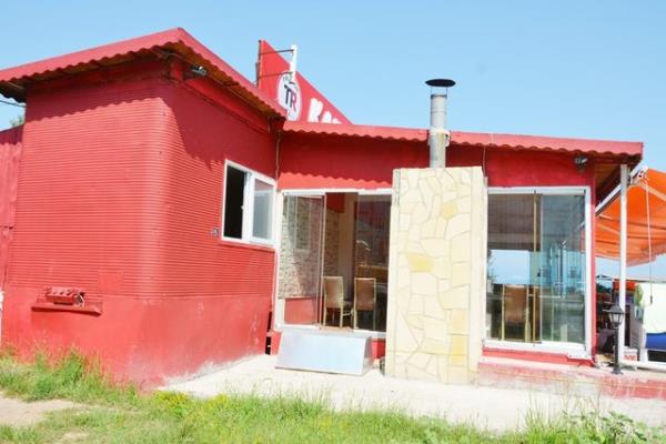 Ahmet Erolu, 2010 ylnda satn ald TIR' Karadeniz Sahil Yolu kenarna park ederek, TIR'n dorsesini restoranda evirdi.