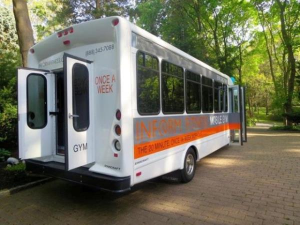 inde, bir spor salonunda bulunan her aletin yer ald bu otobs, farklyla grenleri artyor.